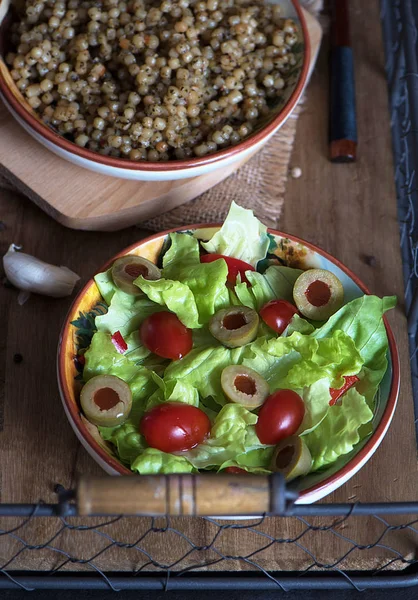 Insalata di lattuga, pomodori e olive — Foto Stock