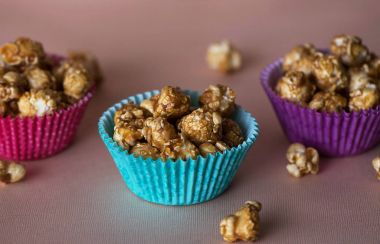 Renkli bardak tatlı karamelli patlamış mısır