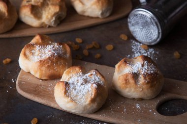 Ahşap bir gemide kuru üzüm ile ev yapımı sıcak Cross buns