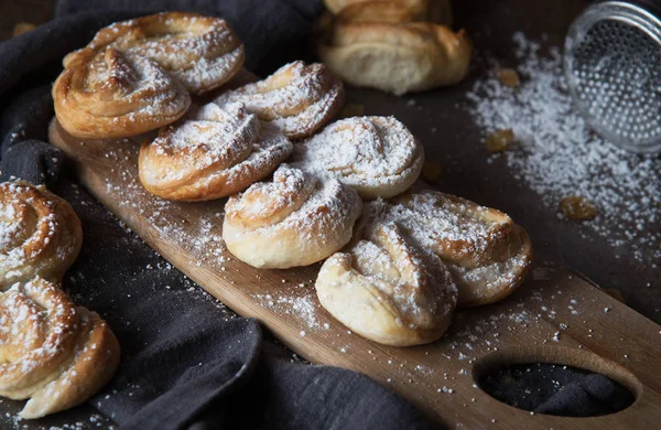 Hausgemachte heiße Brötchen auf einem Holzbrett — Stockfoto