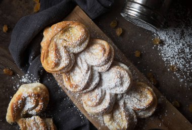 Ahşap oyun tahtası ev yapımı sıcak buns. Üstten Görünüm