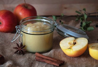 Taze ev yapımı elma ile elma