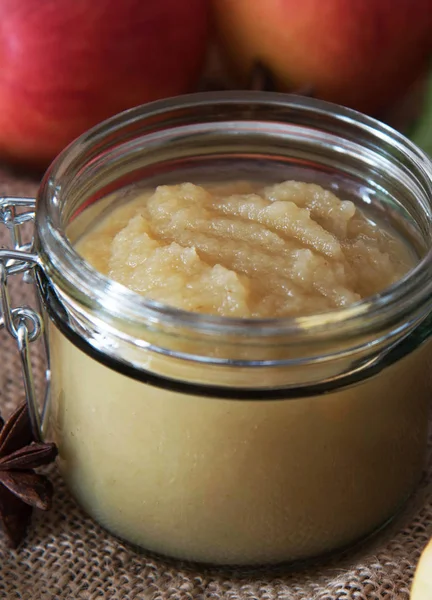 Succo di mela fresco fatto in casa con mele — Foto Stock