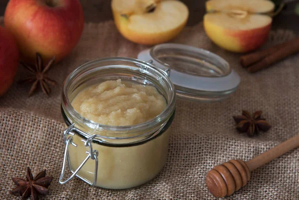 Succo di mela fresco fatto in casa con mele — Foto Stock