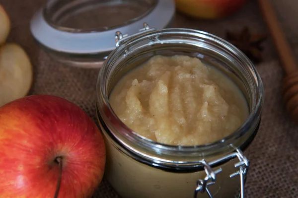 Succo di mela fresco fatto in casa con mele — Foto Stock