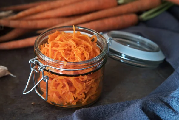 Insalata di carote organiche sane in vaso . — Foto Stock