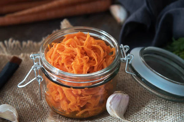 Insalata di carote organiche sane in vaso . — Foto Stock