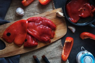 yuvarlak bir tavada közlenmiş kırmızı biber