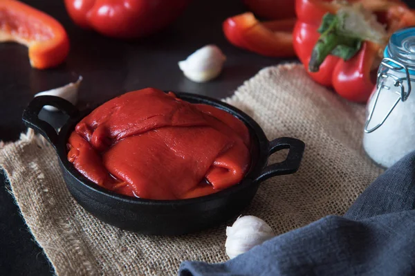 Peperoni rossi arrosto in una padella rotonda — Foto Stock