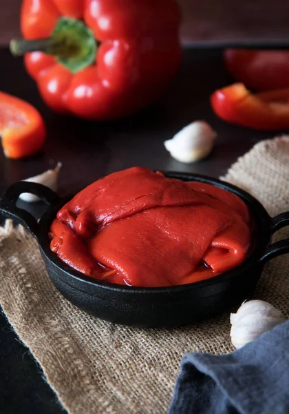 Peperoni rossi arrosto in una padella rotonda — Foto Stock