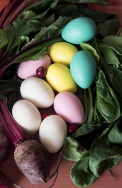 Paskalya yumurtaları doğal boya ile boyanmış