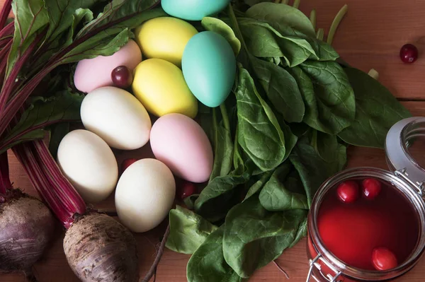 Paskalya yumurtaları doğal boya ile boyanmış