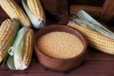 Ahşap arka plan üzerinde Mısır irmik