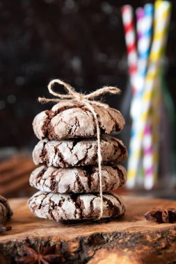 Hediye olarak çikolata kırışıklıkları. Tahtadaki pudra şekerli çikolatalı kurabiyeler. Doğum günü Saati
