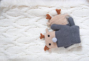 Örgü arka planda çocuk eldivenleri. Kış arkaplanı