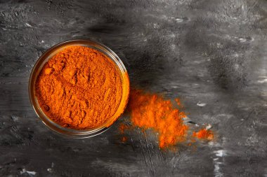 Siyah arka planda zerdeçal tozu. İyileştirici doğal zerdeçal