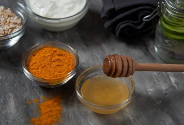 Doğal yüz maskesi, zerdeçal tozu, bal, yulaf ezmesi ve yoğurt. Doğal Kozmetik