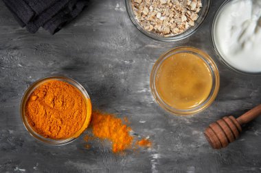 Doğal yüz maskesi, zerdeçal tozu, bal, yulaf ezmesi ve yoğurt. Doğal Kozmetik