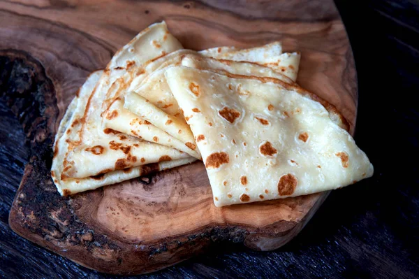 Crepes caseiros, panquecas finas numa tábua de madeira. Fechar — Fotografia de Stock