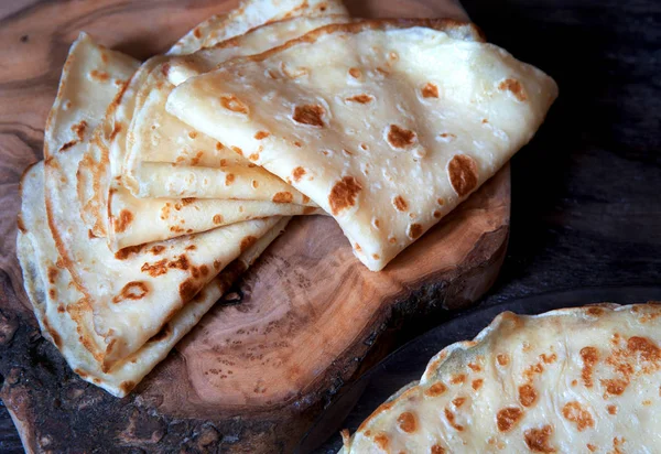 Crêpes maison, crêpes fines sur une planche en bois. Gros plan — Photo