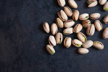 Koyu arkaplanda kavrulmuş fıstık. Sağlıklı çerez.