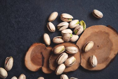 Koyu arkaplanda kavrulmuş fıstık. Sağlıklı çerez.