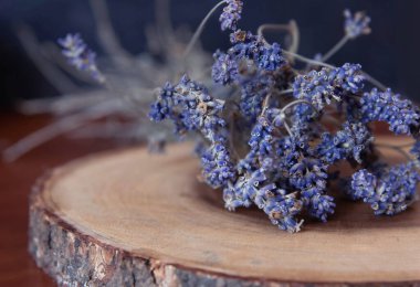 Ahşap arka plan üzerinde kurutulmuş lavanta demet.