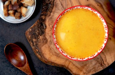 Ev yapımı çıtır çıtır sebze çorbası püresi. Sağlıklı Yeme.