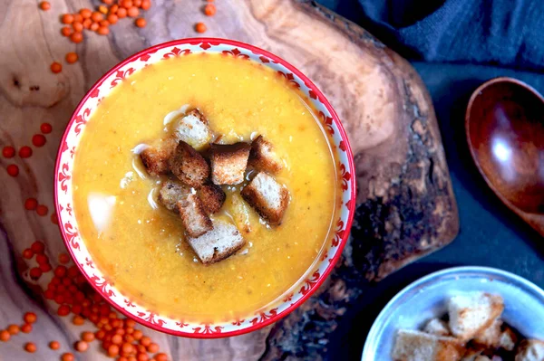 Stock image Lentil puree soup with homemade crunches.Healthy Eating.