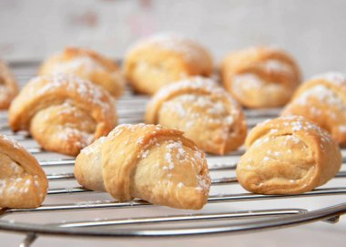 Soğutma rafında ev yapımı mini kruvasanlar. Şekerleme menüsü konsepti