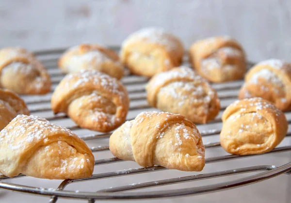 Mini croissants caseros en un estante de enfriamiento. Concepto de menú de confitería — Foto de Stock