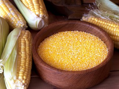 Mısır ahşap kırsal arka planda büyür. Polenta