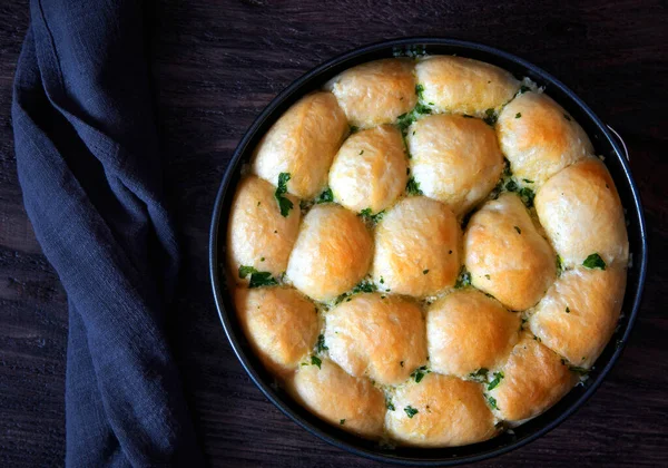 Panini fatti in casa con aglio e prezzemolo in una padella — Foto Stock