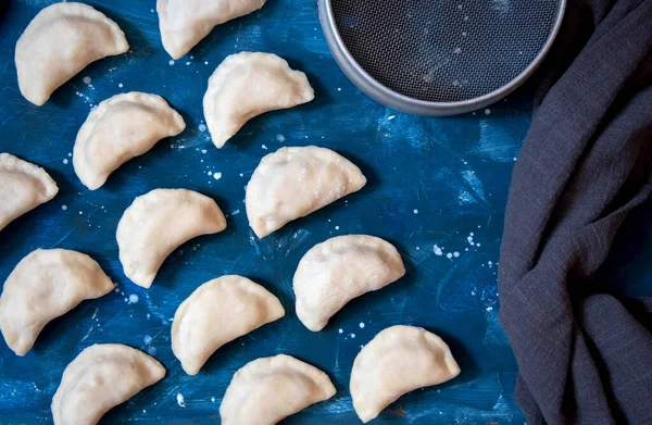 Rauwe Knoedel Met Aardappelen Rauwe Knoedels Worden Een Handdoek Gelegd — Stockfoto