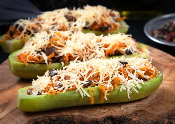 Zucchine Ripiene Con Verdure Formaggio Una Tavola Legno — Foto Stock