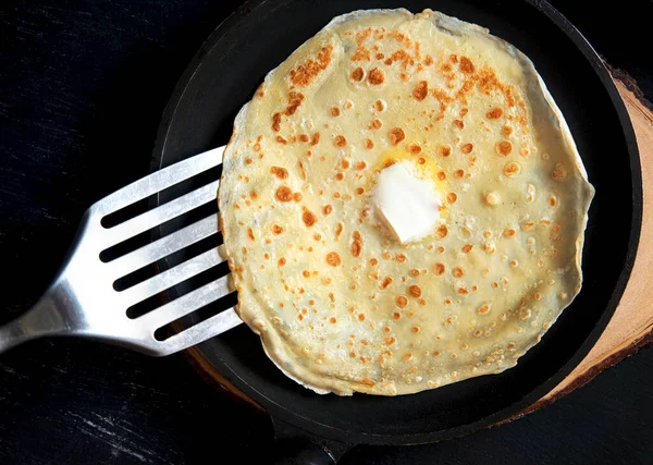 Stekpanna Med Läckra Tunna Crepes Träskiva Hemmagjorda Tunna Pannkakor — Stockfoto