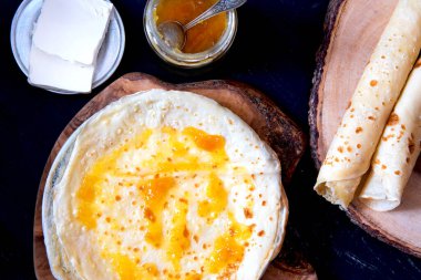 Kayısı reçelli ev yapımı ince krep, marmelat. İnce Krepler.