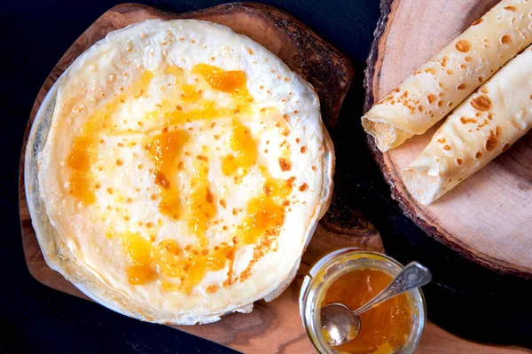 Hemgjorda Tunna Pannkakor Med Aprikos Sylt Marmelad Tunna Repor — Stockfoto