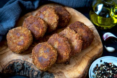 Sulu ev yapımı pirzola sığır eti, domuz eti, ahşap bir arka planda tavuk. Üst görünüm.