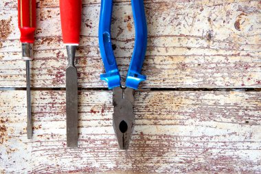 Retro ahşap ekipman seti. Tornavida, keski, ahşap arka planda pense. Üst görünüm.