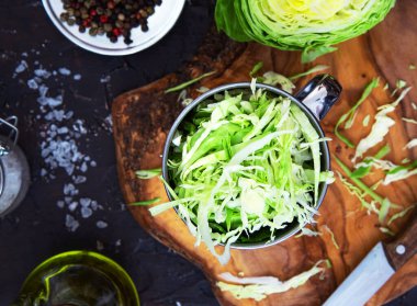 Metal bardakta dilimlenmiş lahana. Kırsal tarzda. Ev yapımı lahana salatası.