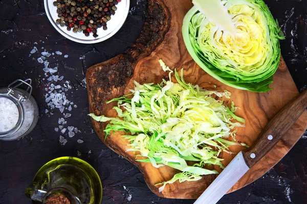 Cavolo affettato su una tavola di legno. Stile rustico. Insalata di cavolo fatta in casa — Foto Stock