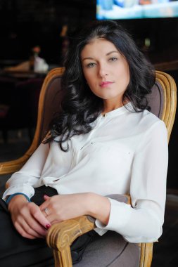 Genç kız kafede iş yapar. Ofis çalışanı üzerinde öğle yemeği. iş görüşmesi. İş kadını önemli konularda karar verir..