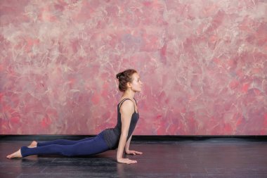 Pratik ve bir yoga stüdyosunda germe kadın. Temel yoga pose: köpek ya da urdhva mukha svanasana yukarı bakacak şekilde.