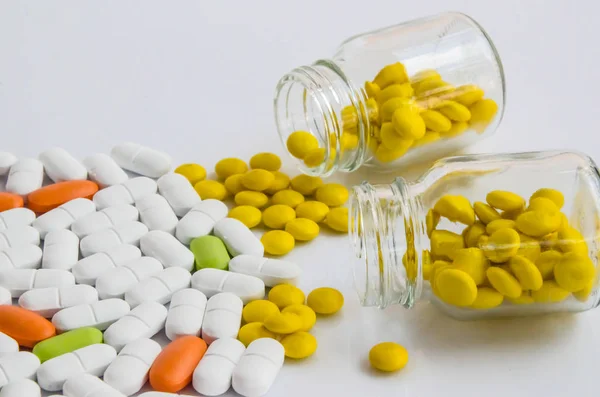 Barevné pilulky léky na bílém pozadí — Stock fotografie