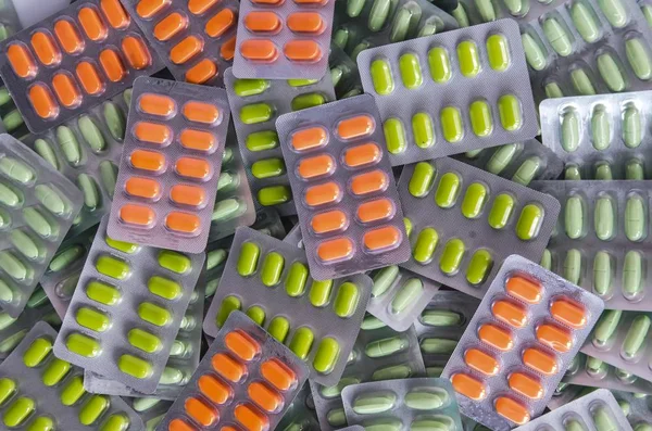 Naranja y píldoras verdes medicina en blister — Foto de Stock