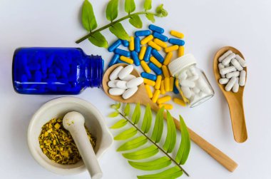 Hazırlık beyaz hap ve sarı hap ilaç ve bitki tıp 