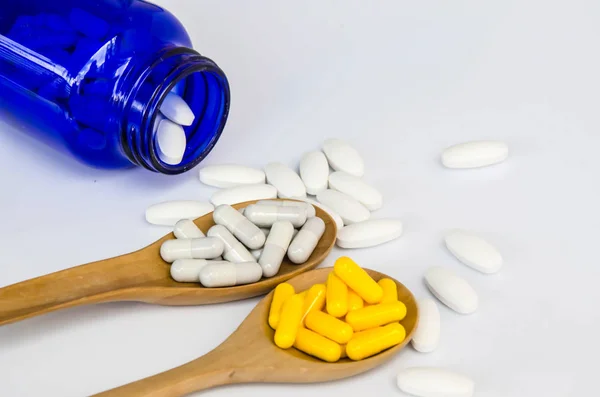 Příprava bílých pilulek & žluté pilulky léku — Stock fotografie