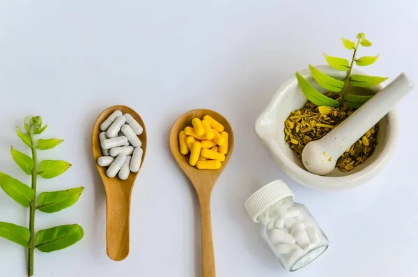 Приготовление белых таблеток и желтых таблеток — стоковое фото