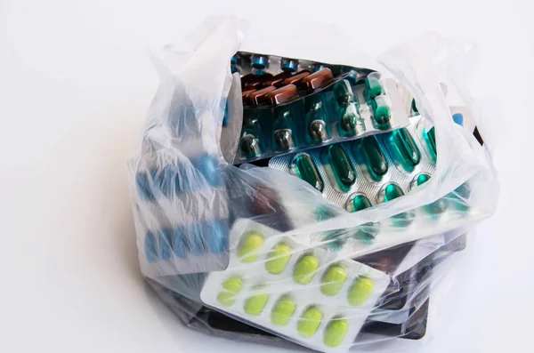 Píldoras verdes y azules medicina sobre fondo blanco — Foto de Stock